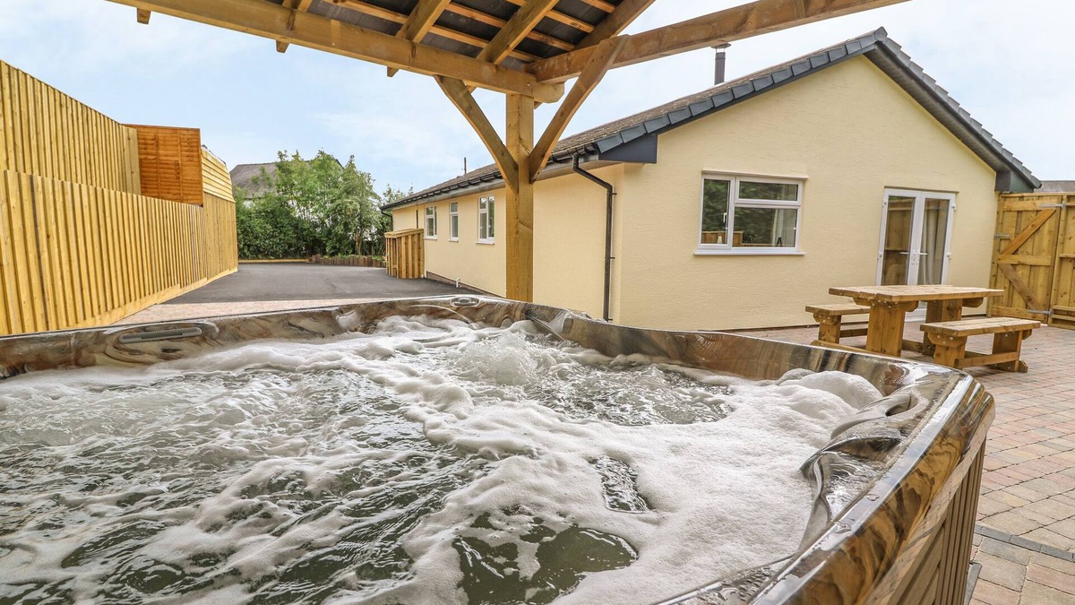 Penybont Cottage | NEW PENY, pet friendly, with hot tub in Llandrindod Wells
