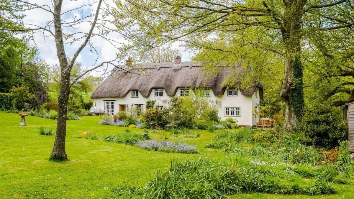 Winterbourne Stoke Cottage | NEW Pet & Family Friendly Luxury Till Cottage & Riverside Gardens nr Stonehenge