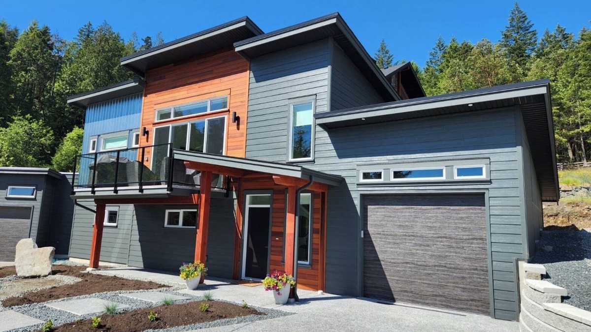 Regional District of Nanaimo House | New pet friendly house with amazing mountain and water views
