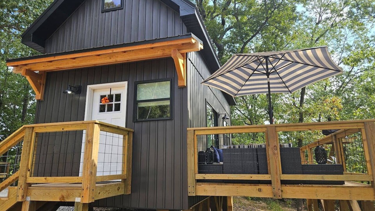 Lampe House | New! Pine Ridge Tiny Cabin with Private Hot tub!