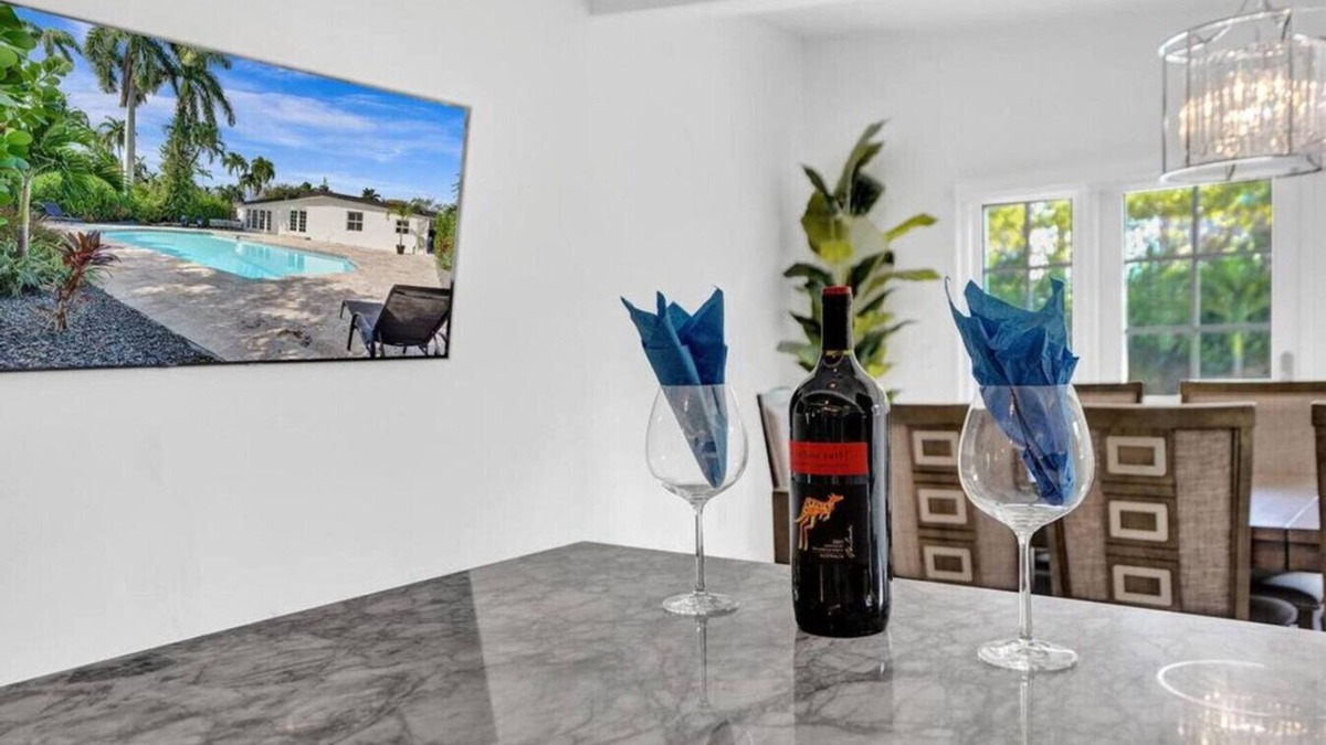 Hendricks and Venice Isles House | New ! Pool house 3-bedroom home Victoria Park