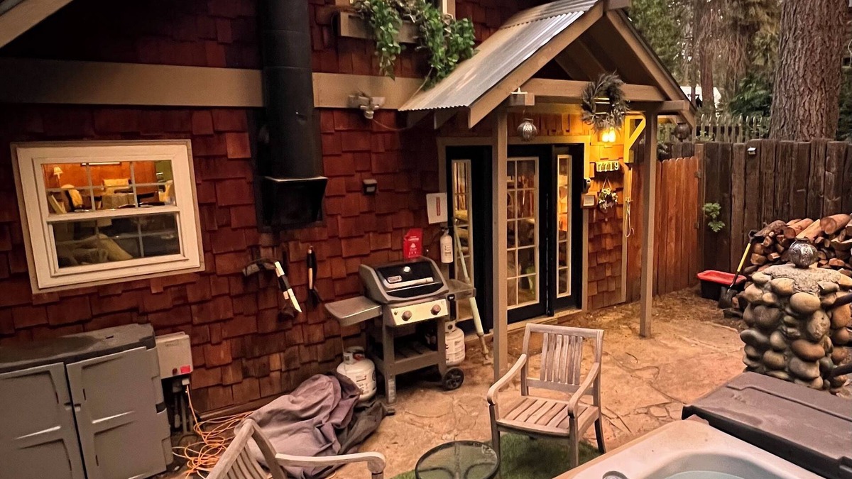 Fish Camp House | New Private Hot tub Couples Getaway 2mi from Yosemite Garden Patio