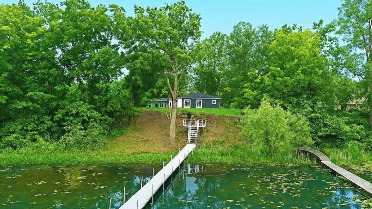Drayton Plains House | New! Private Lakefront Retreat [3BR/2BA] Game Room