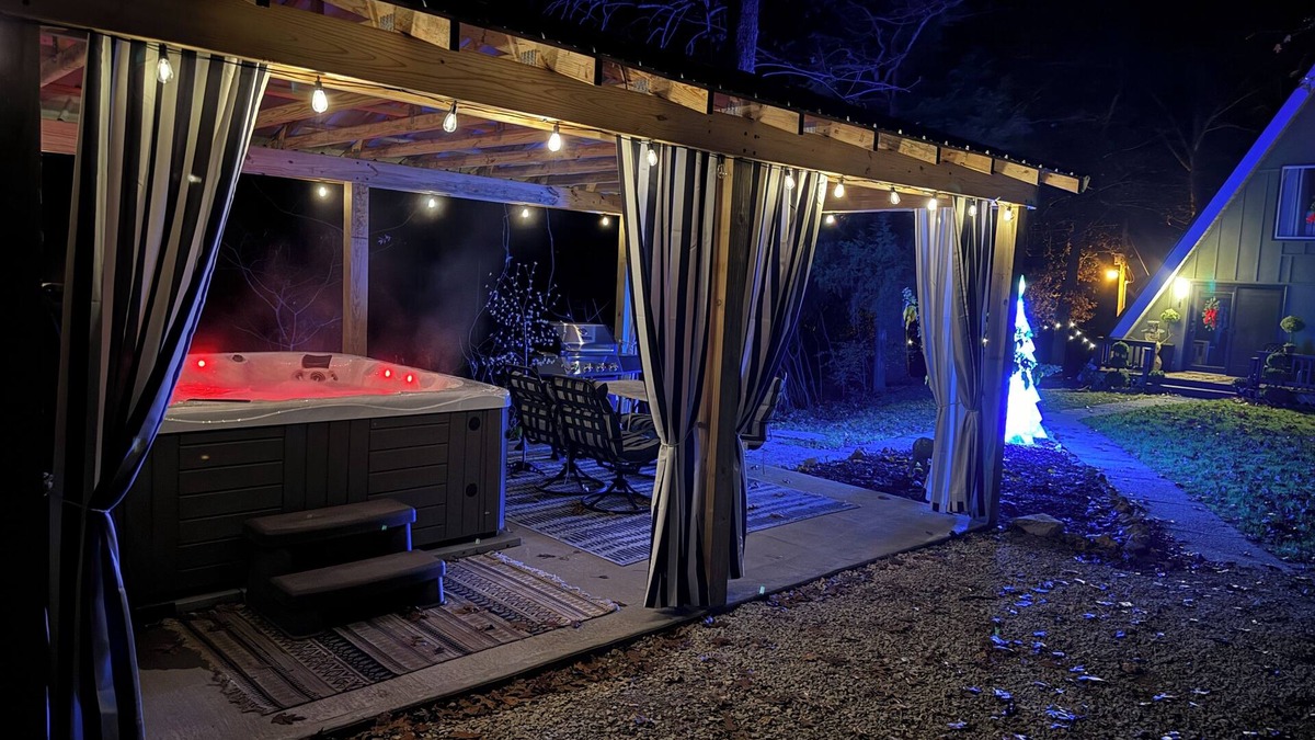 Jonesboro Cabin | NEW property! Lakeside covered hot tub, A-frame 3 King Beds, Shawnee Forest