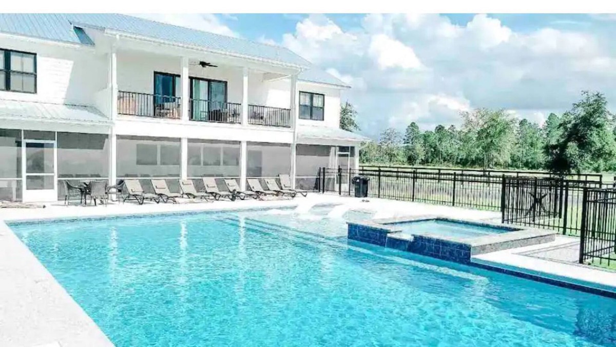 Atkinson House | NEW Red River Estate, Luxurious 5 BR home w/pool!
