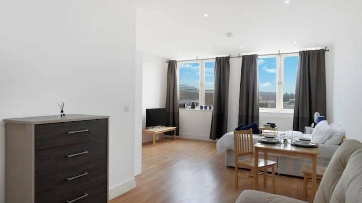 Watton at Stone Apartment | New Refurb Private Large Studio