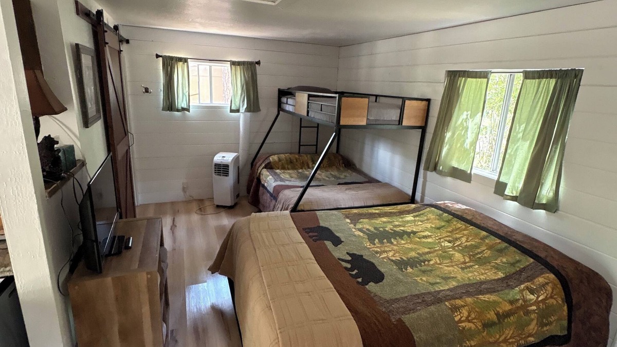 Payson Cabin | New remodeled Family Cabin-Multiple Beds, Fireplace, Horseshoes, Private Jacuzzi