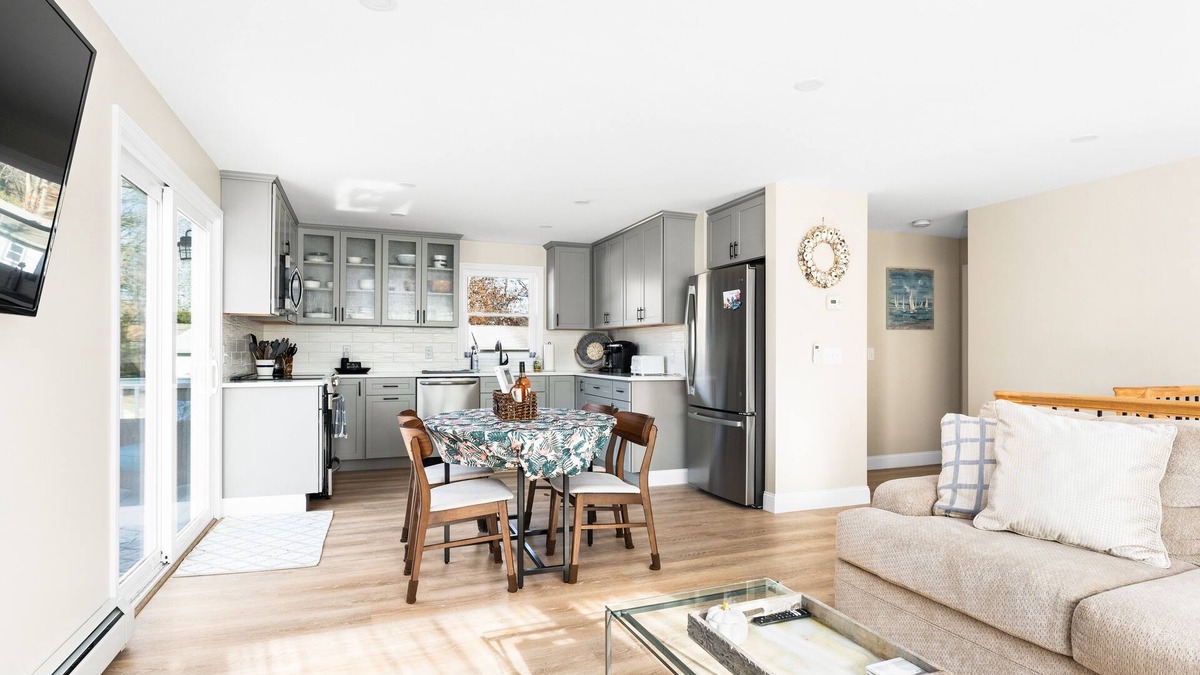 Saunderstown House | New* Remodeled private 3br/2ba w/neighborhood beach