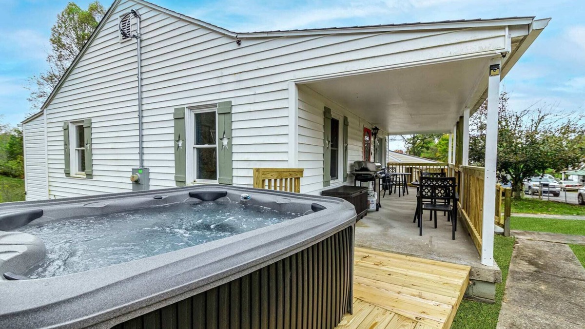 Summerlee Cabin | New River Gorge Cottage w/Fire Pit, Grill & Hot Tub