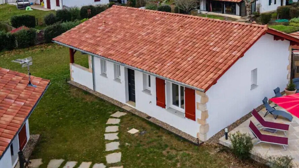 Espelette House | NEW Riverside air conditioned calm enclave
