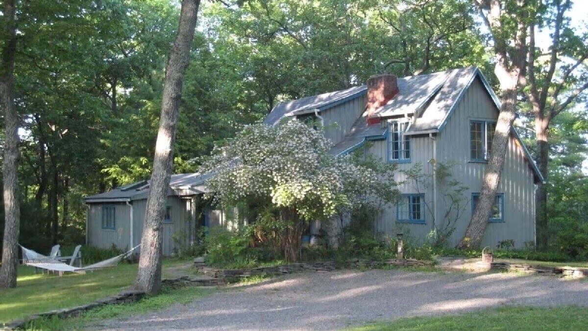 Woodstock House | NEW! ROMANTIC STORYBOOK COTTAGE Peaceful, Historic, Private, Charming