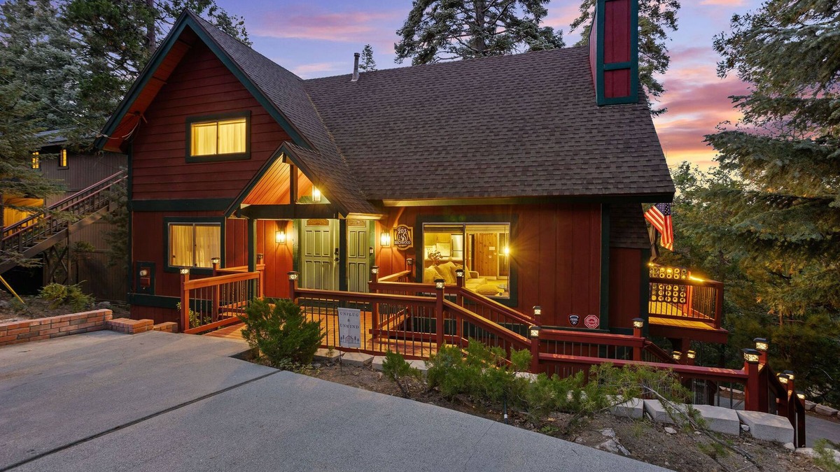 Blue Jay House | New! Rustic & cozy cabin w/pool table, deck, garage, dog friendly!