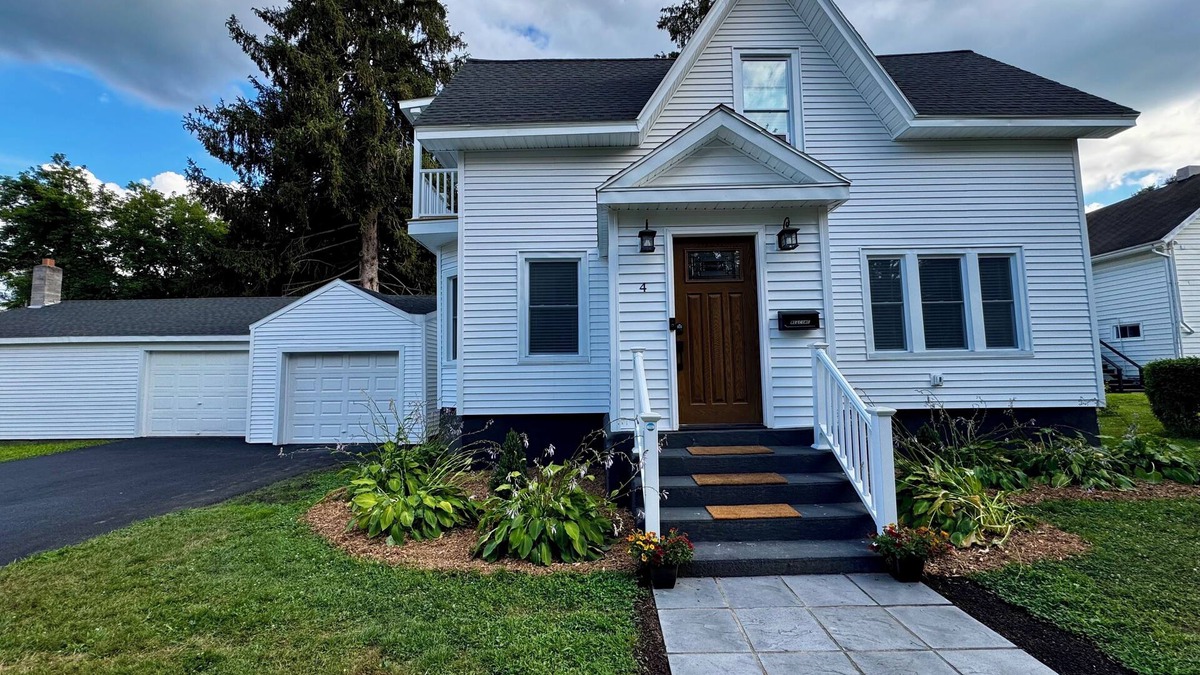Ballston Spa House | NEW Saratoga Getaway! 4-bedroom house near Racetrack in village of Ballston Spa