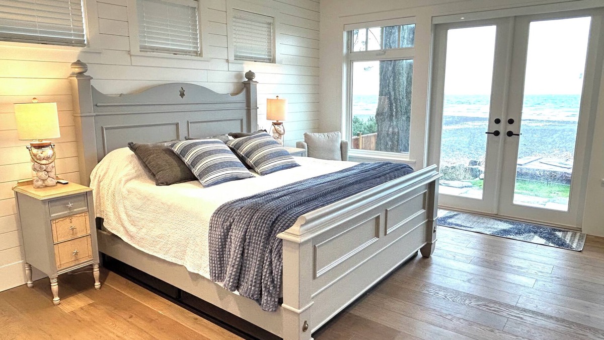 Regional District of Nanaimo Bed & Breakfast | NEW "Seabreeze B&B" on walkout beach in beautiful Qualicum Beach