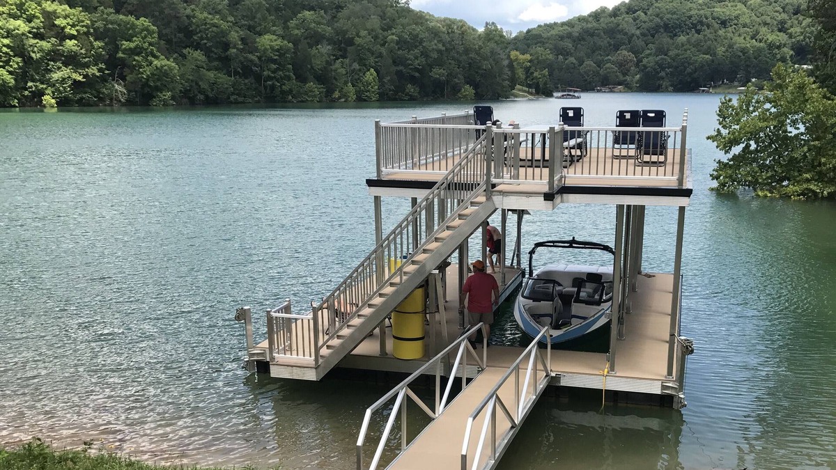 La Follette House | NEW! Secret Gem, Quiet Cove, Dbl Decker Dock w/slide, Sleeps 30, Super Kitchen