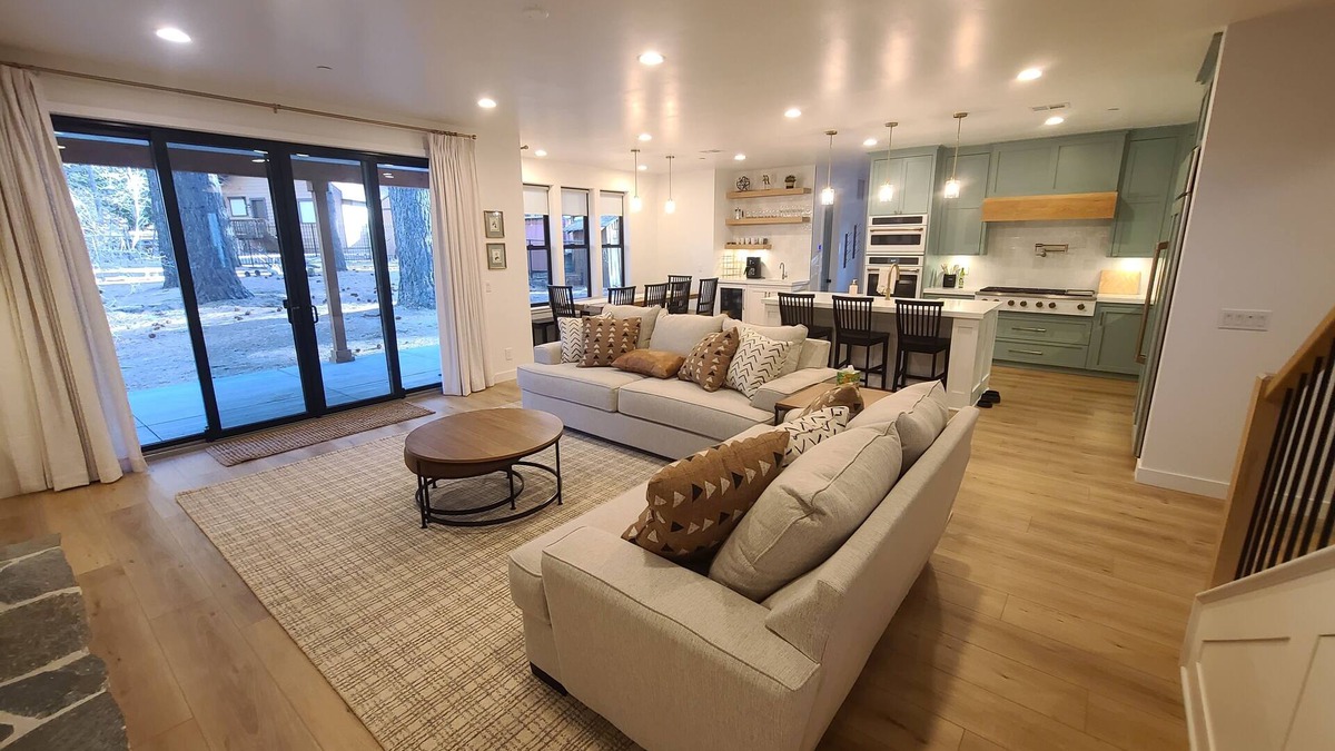 The Village House | New Serene 5-bedroom house in Big Bear Lake Chef's Kitchen BBQ Arcade Clean