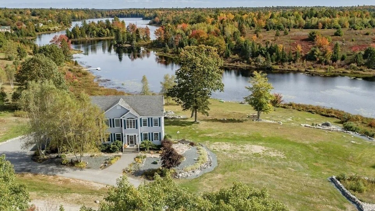 Sullivan House | NEW! Serene 7BR Haven by the Lake