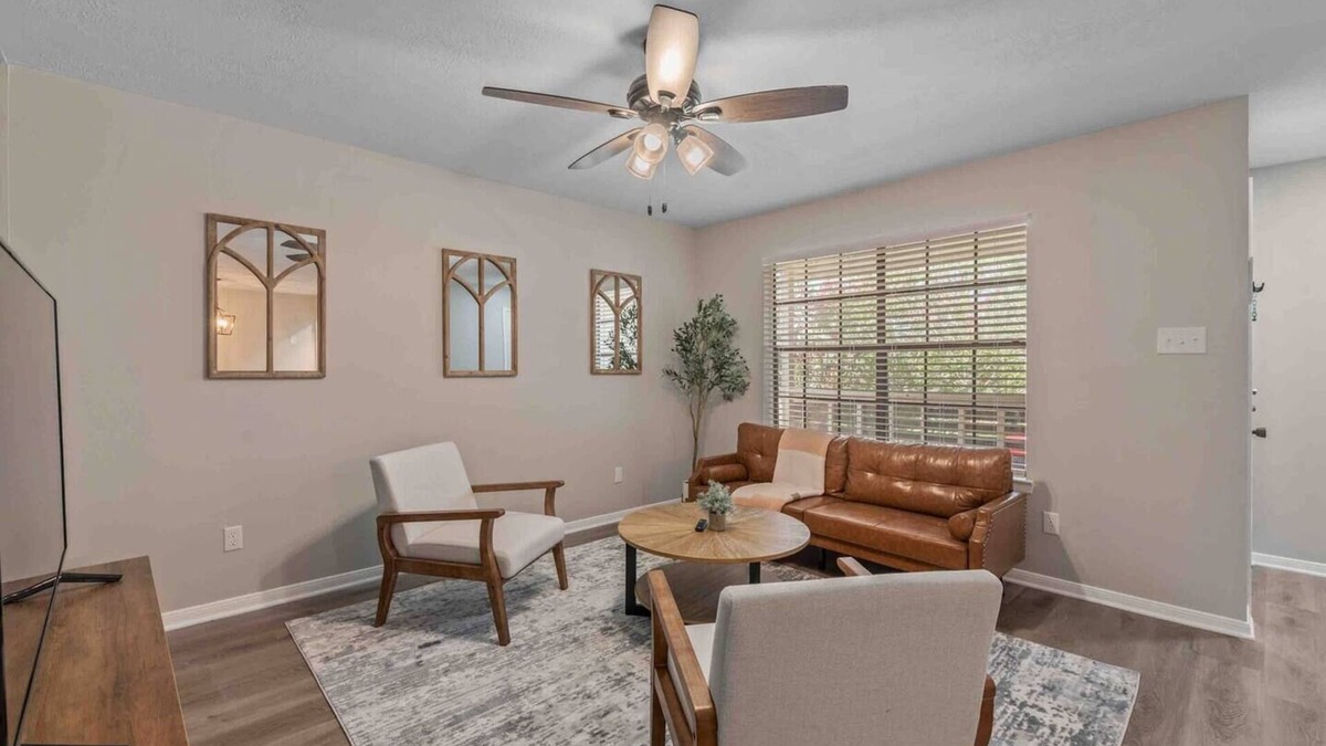 Southwood Valley Apartment | New! Simplistic Getaway - 3 miles to campus!