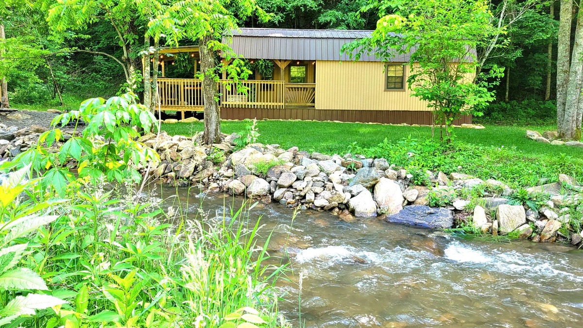 Flag Pond Apartment | New Smoky Mountain Tiny Cabin on Bold Stream with Hot Tub.