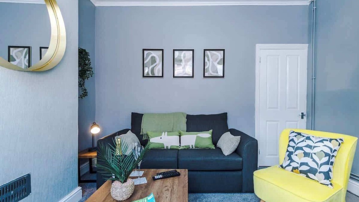 Newcastle-Under-Lyme House | NEW! Spacious Home, Ideal for Groups, FREE Parking