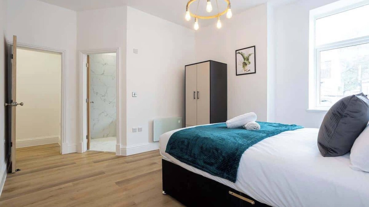 Walkden Apartment | NEW! Spacious Flat, Ideal for Business, Sleeps 4!