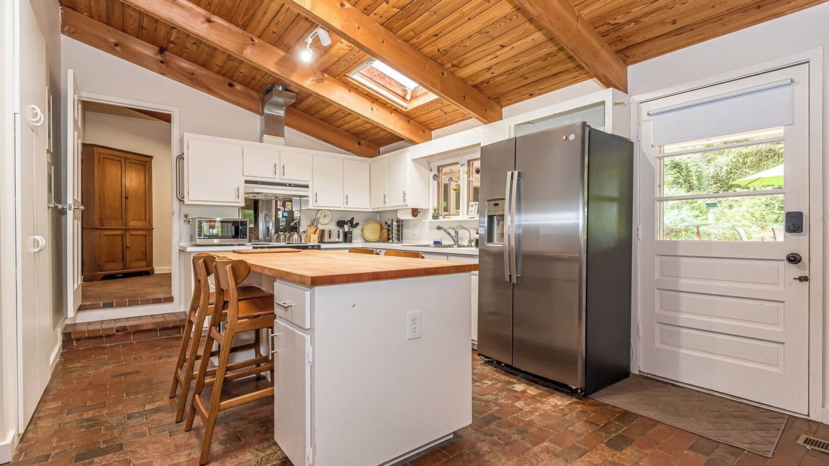 Creedmoor House | New! Spacious 5-bedroom house, Great deck, Pool, Close to Attractions