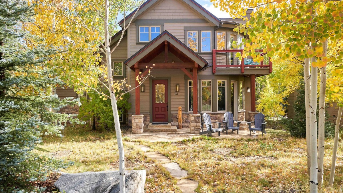 The Reserve House | NEW Spacious bright home. Stunning Mountain Views, Close to resorts and downtown