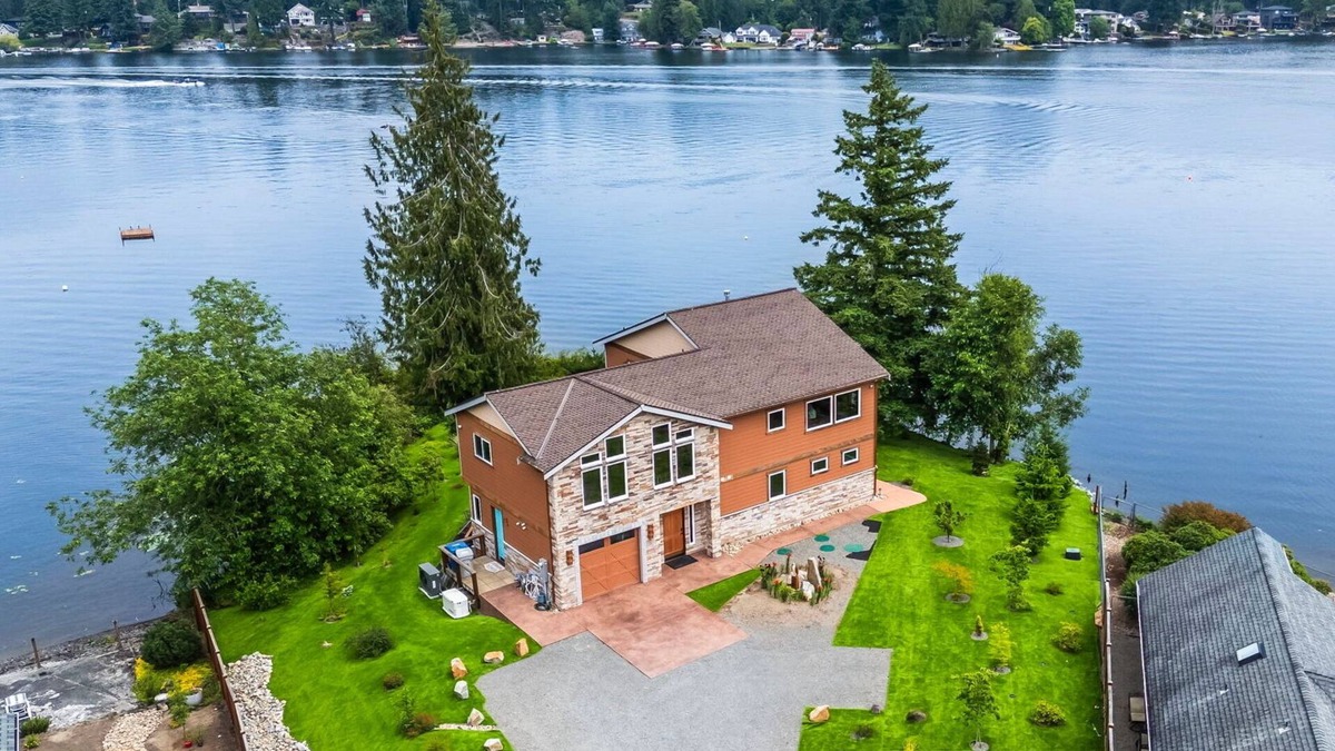 Black Diamond House | NEW Spacious Lakefront Lodge includes Breakfast