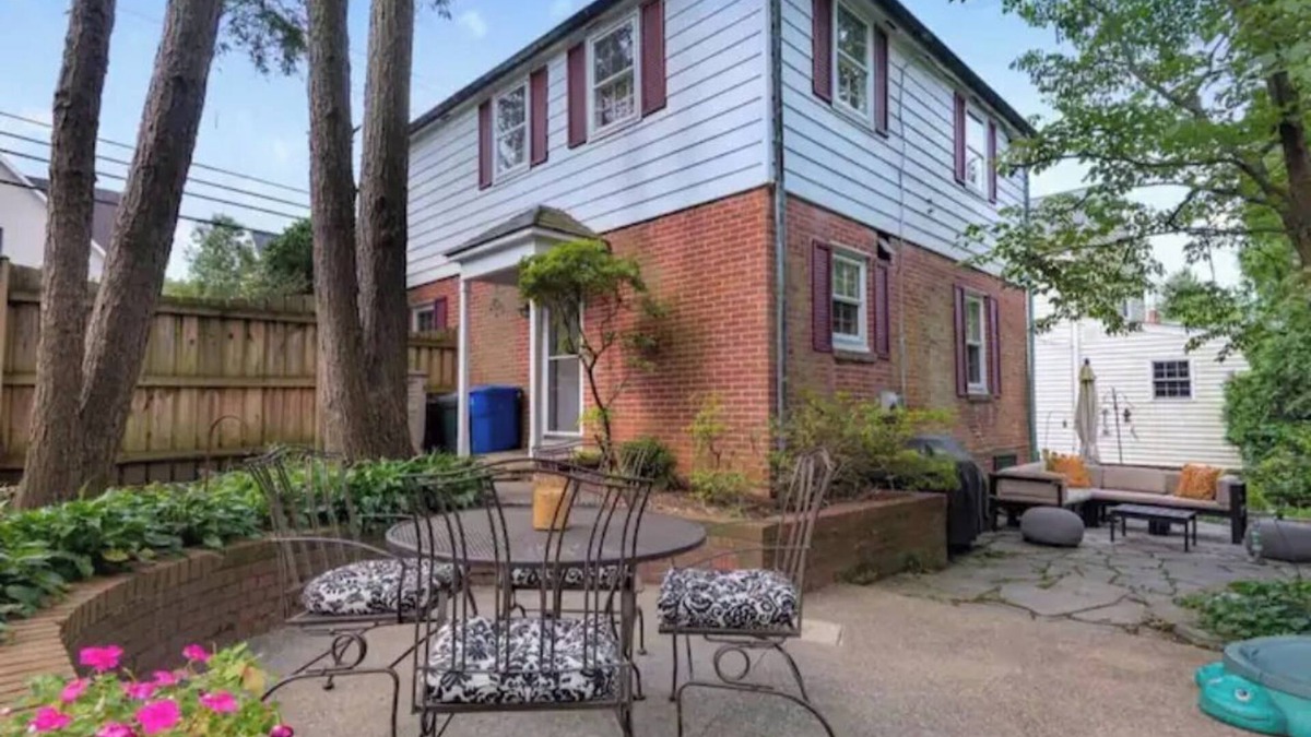 Baltimore House | NEW Stunning Lake Roland Forest Home Getaway Superhost