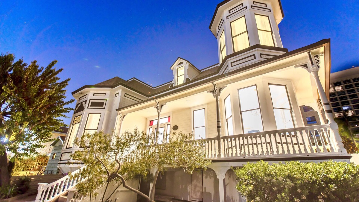 Hillcrest House | NEW STUNNING MANSION! Amazing Location, Yard and Amenities AC Parking Tub Games