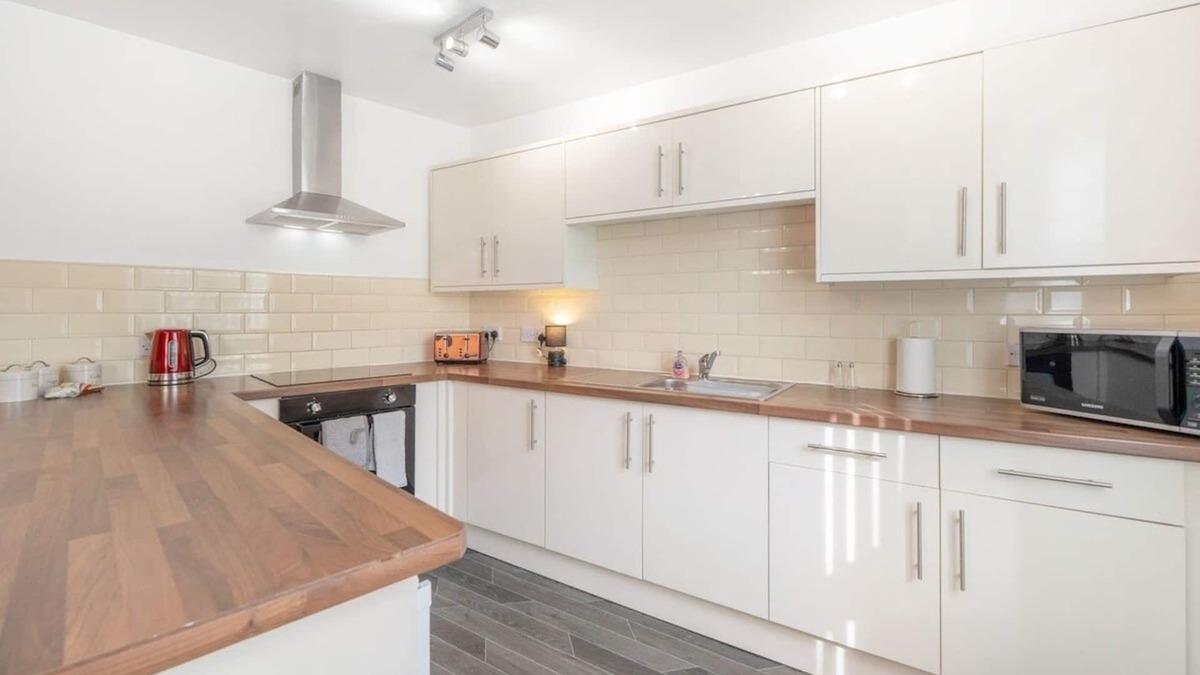 Stockton-on-Tees Apartment | NEW! Stylish 5-Bed Flat in Thornaby, Big groups!