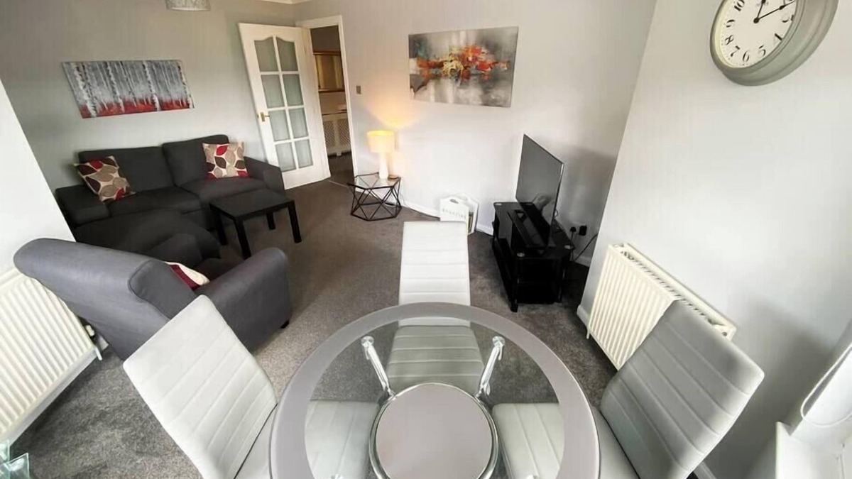Falkirk Condo | NEW Super 2 Bedroom Flat in Falkirk