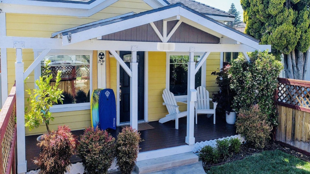 Ventura House | NEW Surfrider Bungalow - walk to downtown and the beach!