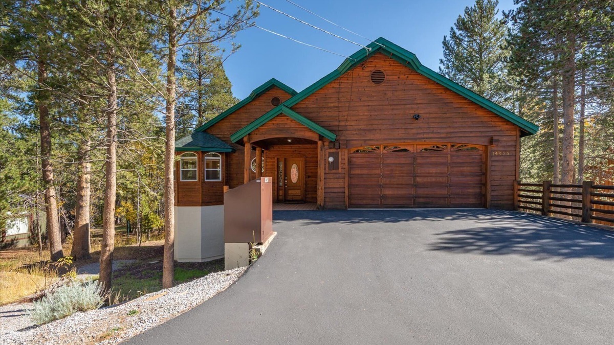 Truckee House | New! Tahoe Donner Alder Creek Retreat with Hot Tub. 5 BD/2.5BA
