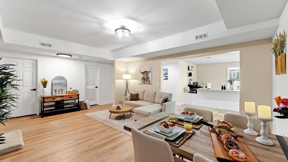 Woodstock Apartment | NEW, Tennis, Golf, Game Room, Gym, 10 min drive from Lake Allatoona & DT, Fall!