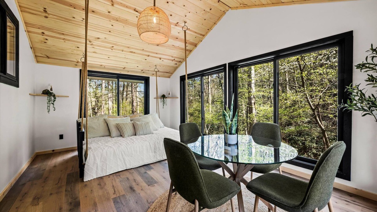 Rocky Grove Cabin | NEW! The Greenhouse Walk to Trailhead
