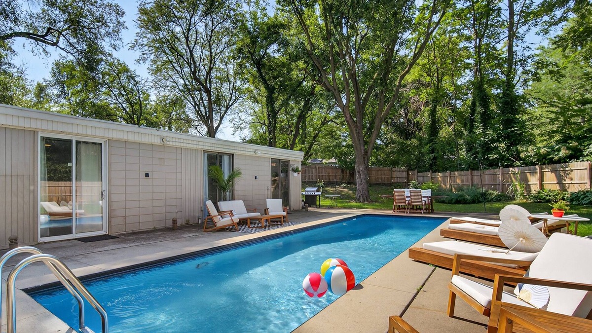 Des Moines House | NEW! The Palms Mirage House