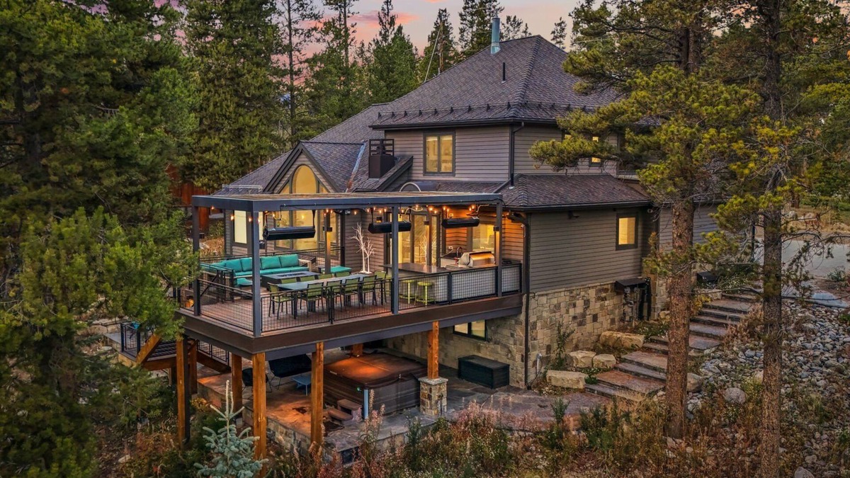 Westridge House | NEW Timber's Edge Estate: Modern Luxury, Vaulted Ceilings, Private Hot Tub, Epic Views