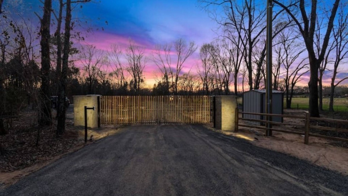 Athens House | New Tiny home with 2 Queen Beds in Gated Community with Dog Park