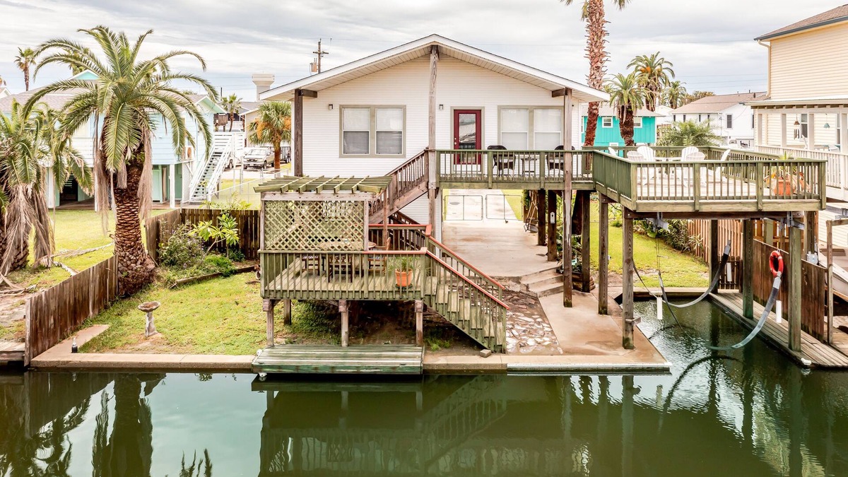 Jamaica Beach House | NEW TO THE MARKET - CANAL VISTA WATERFRONT CANAL LOCATION - SLEEPS 7