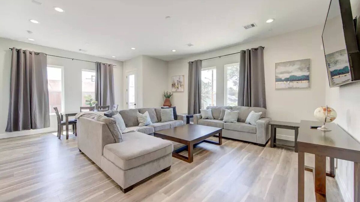 Northside House | NEW Townhome!- 5 min from DT/Heights/Med Center