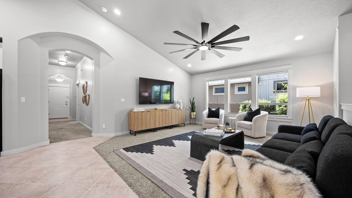 Meridian House | New - Tuscany Retreat- single level and clean!