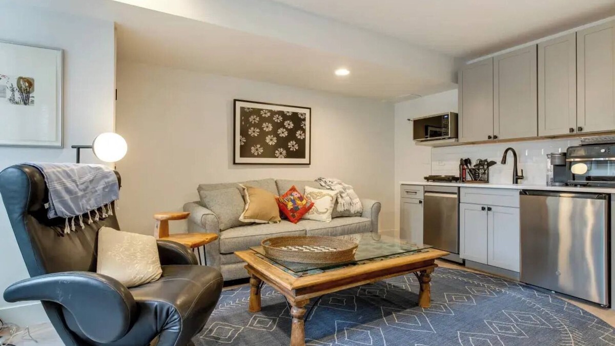 Jefferson Park Apartment | New two room apartment close to stadium and downtown on a park