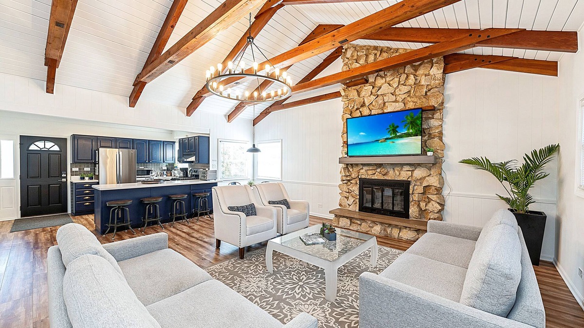 Norma House | NEW Updated House~ Huge Family Room & Great Baths!