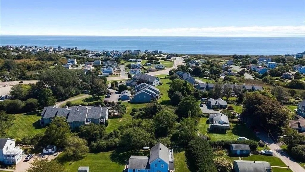 Narragansett House | NEW! Updated rare 9 bedroom, sleeps 18-20 & short walk to Roger Wheeler Beach!