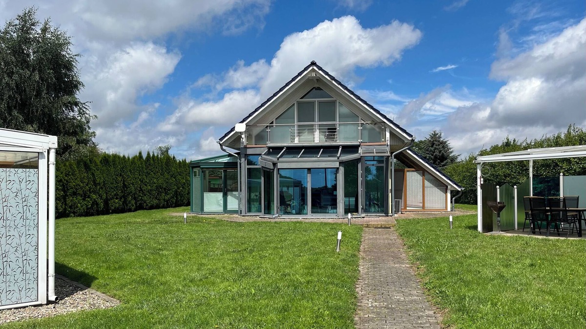 Laage House | New vacation home 125sqm glass house to slow down