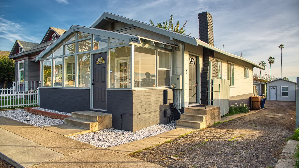 Ventura House | *NEW* Ventura Beach House, 2+2+bonus room & garage, 7 min walk to beach/pier