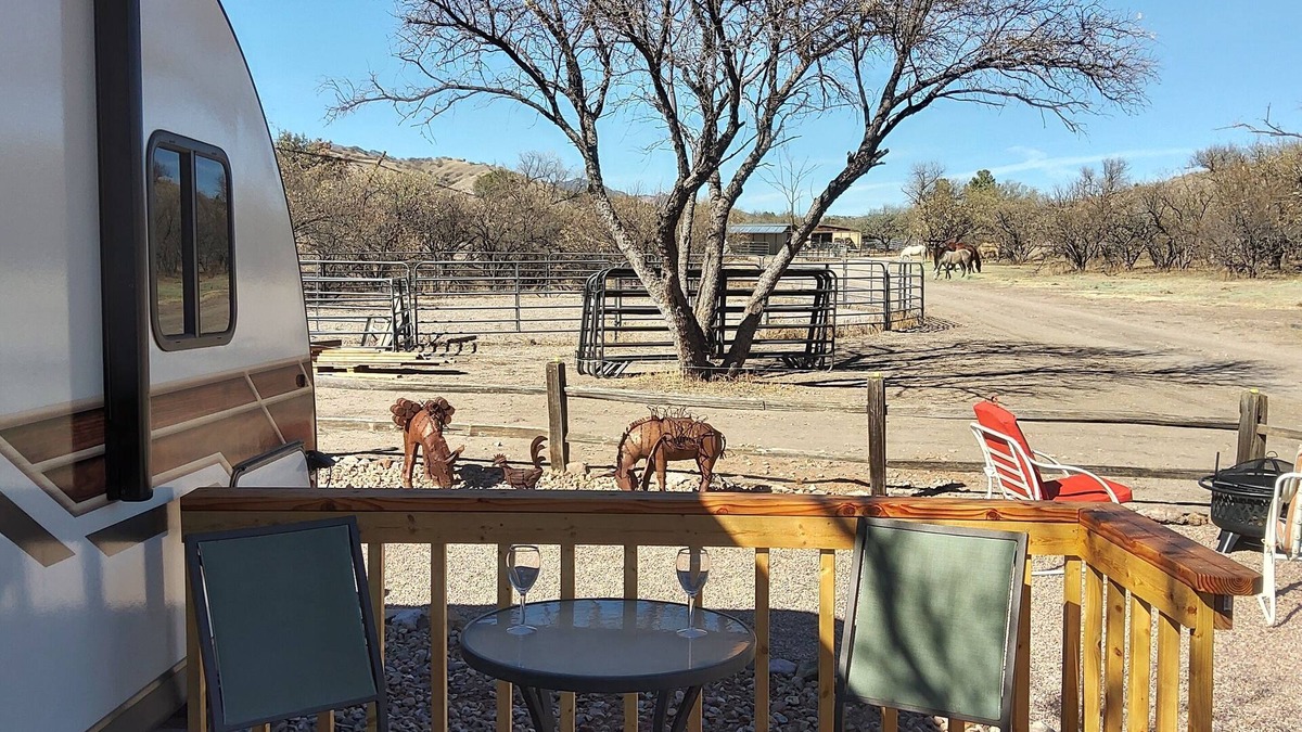 Sonoita House | New Vintage Trailer on 40 acre horse ranch close to wineries and fun outings.