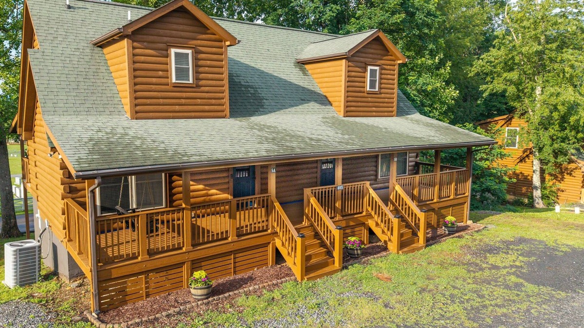 West Jefferson Cabin | New! Walk to Downtown | Mountain Views | Sleeps 13