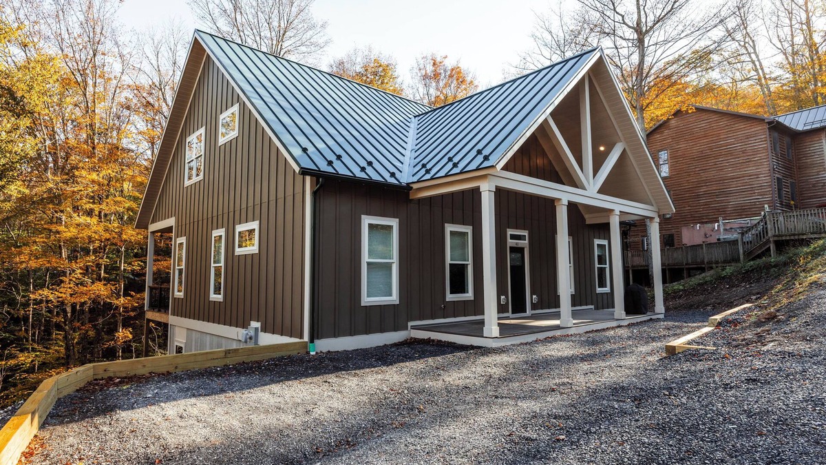 Northface House | New! Walk to Slopes, 3 King Suites, Hot Tub. Firepit